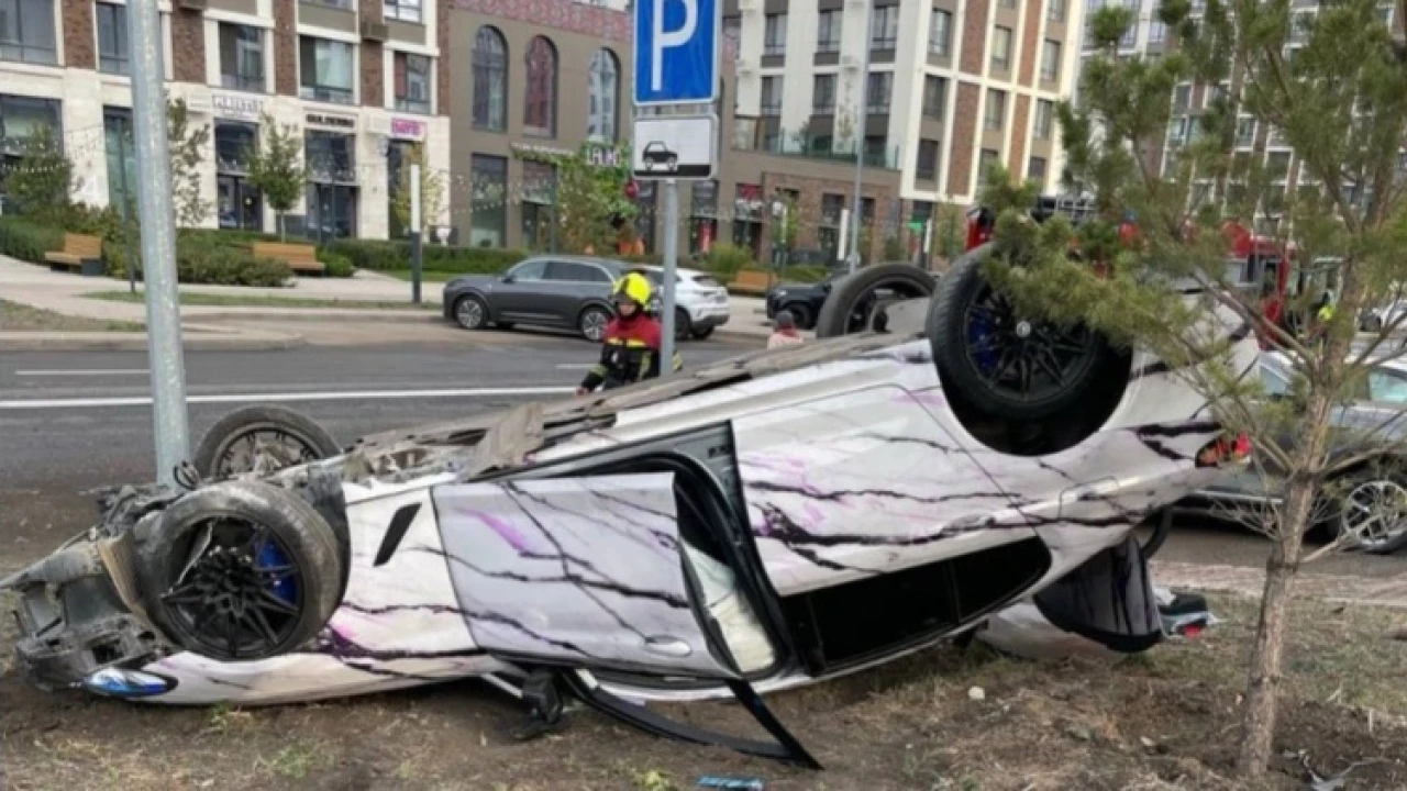 BMW перевернулся после наезда на бордюр и столкновения с опорой освещения в Астане