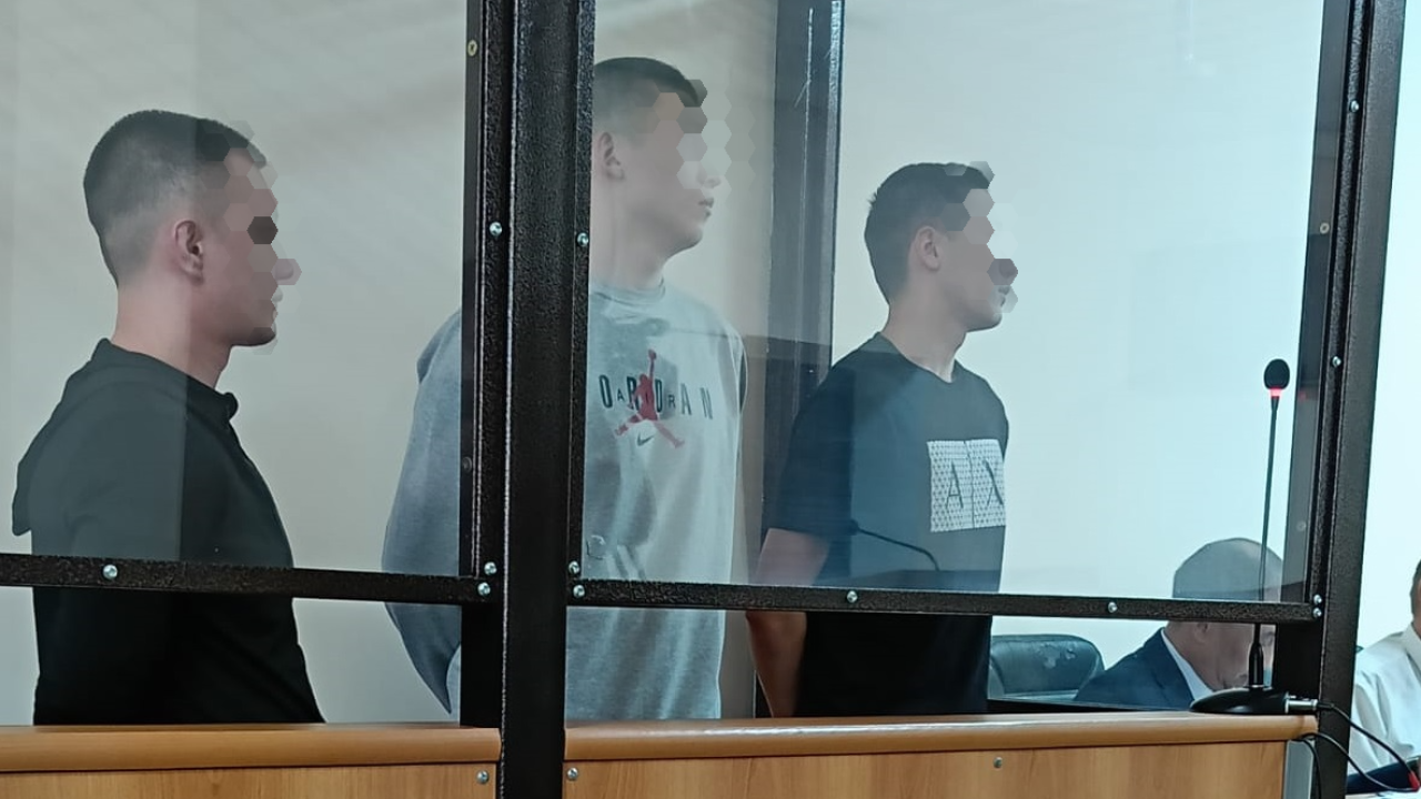 Қостанайда полицейді соққыға жыққан үш жігіттің ісі арнайы сотта қарала бастады