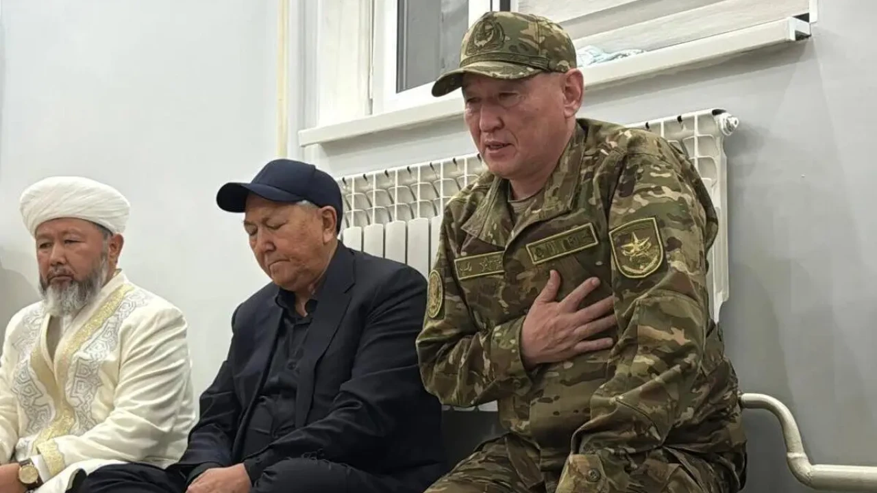 Қорғаныс министрі Каспийде қаза тапқан сарбаздардың отбасыларымен кездесті