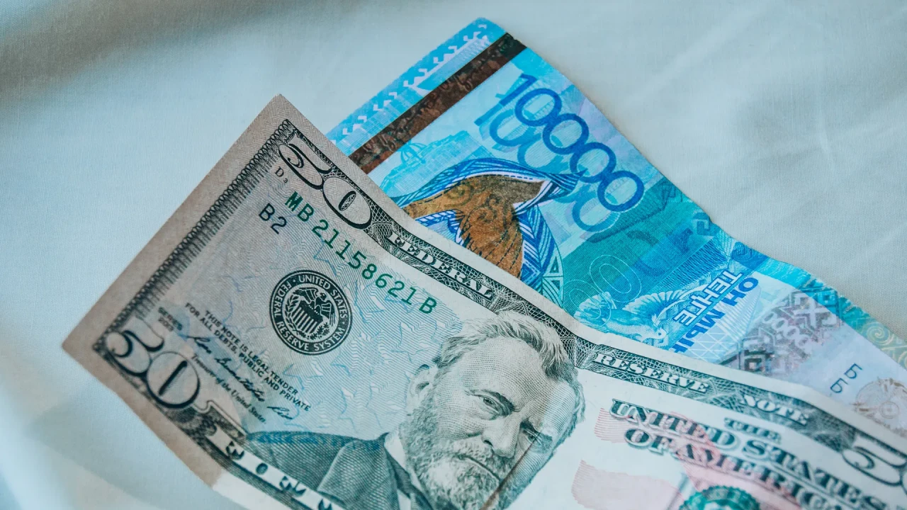 Доллар превысил 450 тенге: курс валют на 14 сентября
