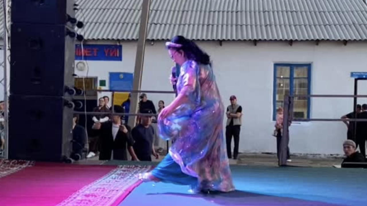 «Нағыз ерке қыз»: Мақпал Жүнісова ауыл сахнасында көрерменді тәнті етті