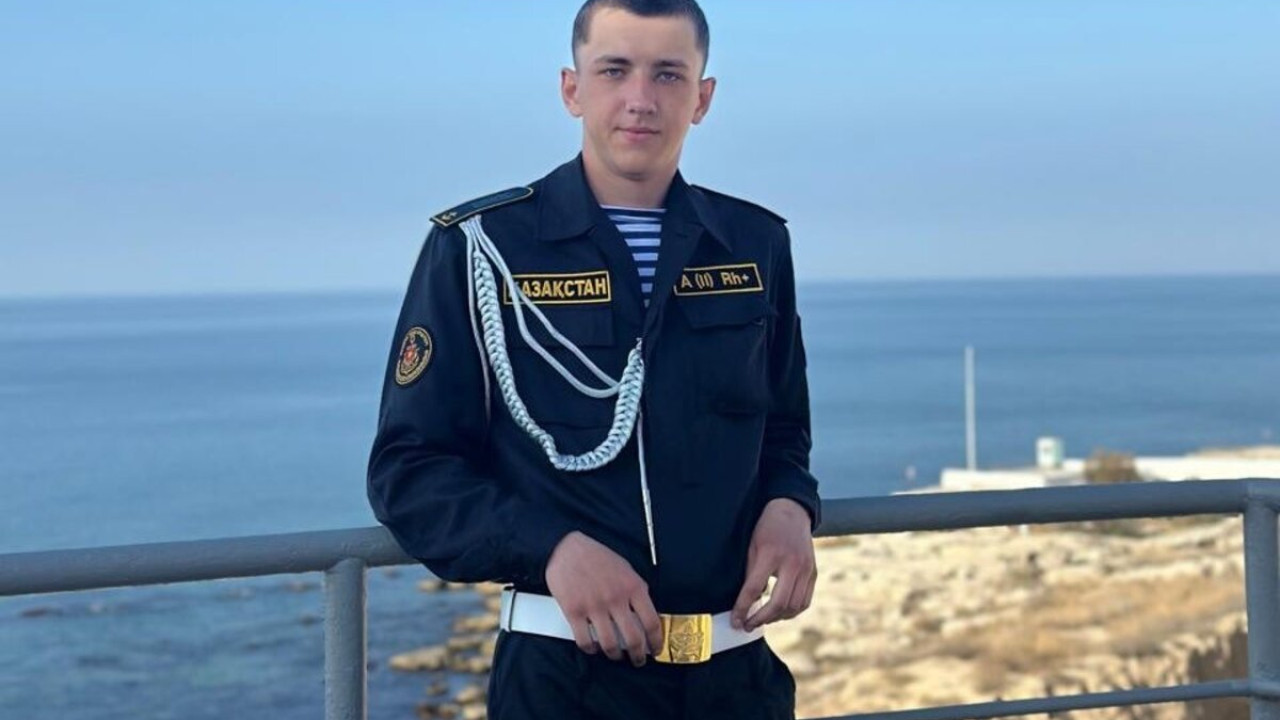 «Өзін өзі құтқарды»: Каспийдегі оқиғадан аман қалған әскери қызметшінің туыстары мәлімдеме жасады