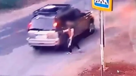 Ақтөбеде ер адам жаяу жүргіншілер өткелінде көліктердің астына түскендей болып, ақша талап еткен