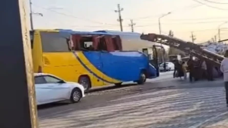 Құлсарыда арнайы техника автобус салонын тесіп өтіп, үш жолаушы зардап шекті
