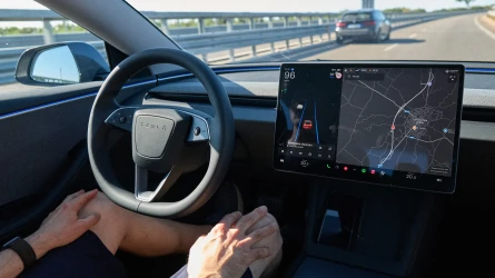 Tesla-ның жаңа жүйесі енді жүргізушінің орнына рөлге өзі отырып, апатты болдырмайды