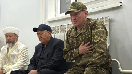 Қорғаныс министрі Каспийде қаза тапқан сарбаздардың отбасыларымен кездесті