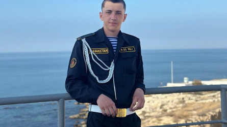 «Өзін өзі құтқарды»: Каспийдегі оқиғадан аман қалған әскери қызметшінің туыстары мәлімдеме жасады