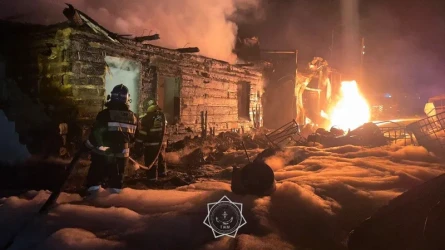 В Семее после взрыва газовоза загорелись автомойка и два жилых дома